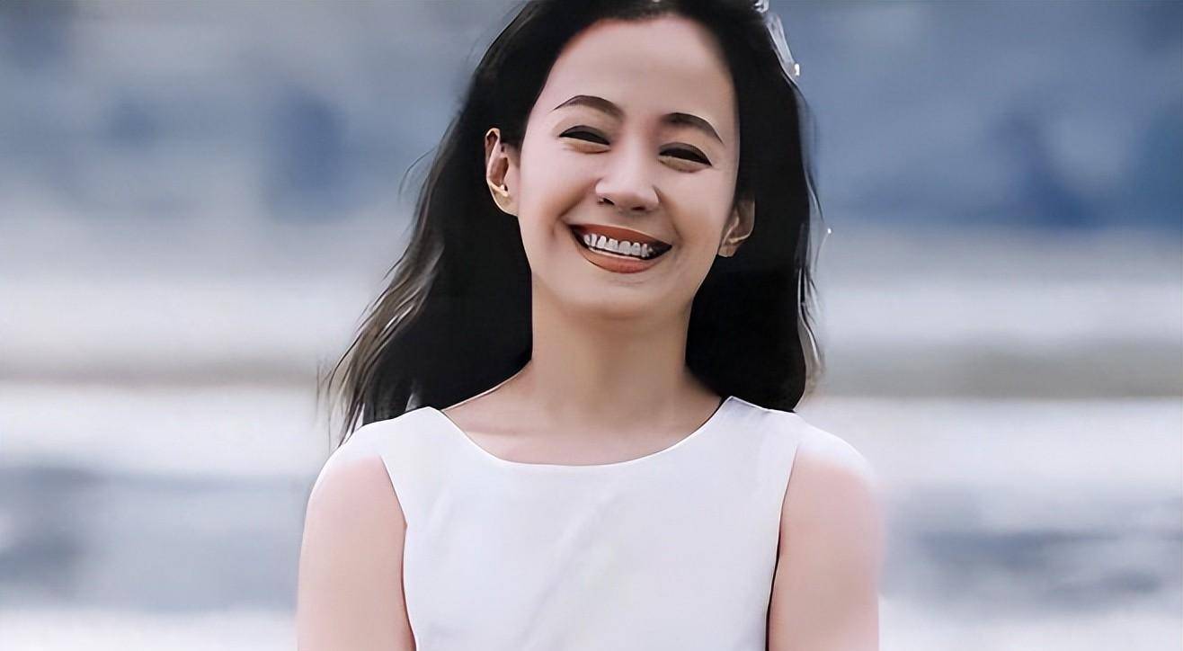 嫁大13岁名导被捧红,丈夫病逝后不愿再演戏,55岁至今未婚无子嗣_何群