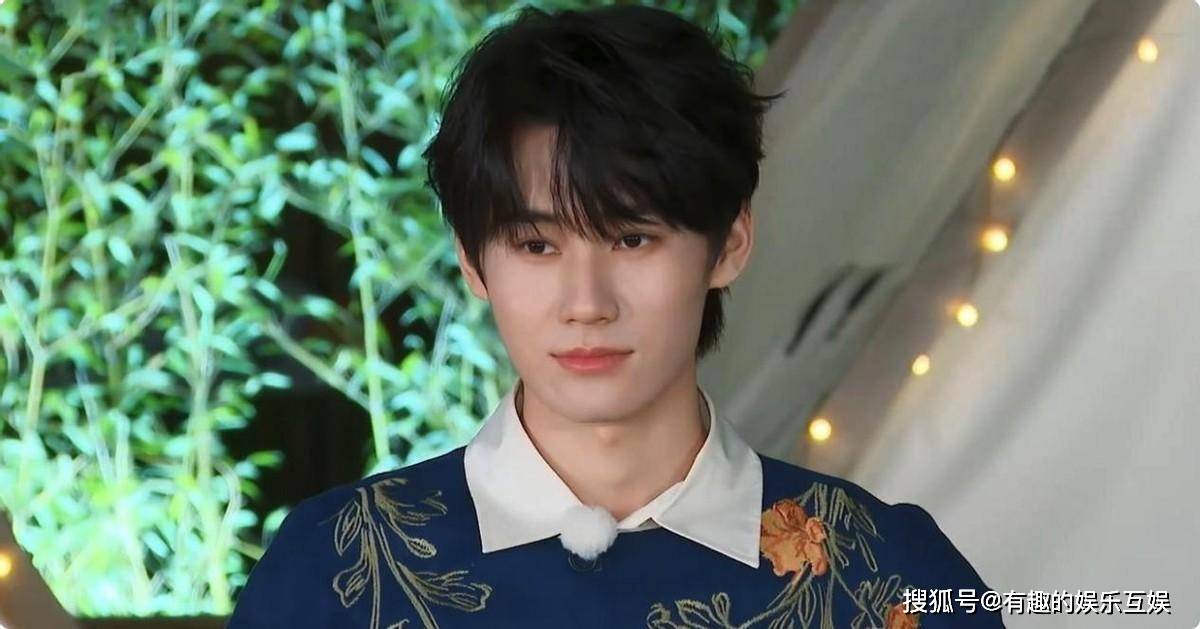 自我介绍的时候就说了一句"大家好,我是张真源",然后就没了,完全没有