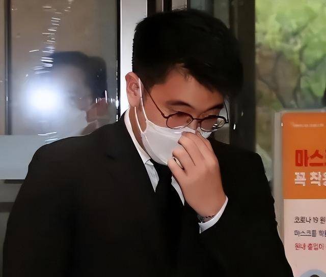 李在镕22岁独子:门门功课亮红灯,不学无术被退学,不如妹妹优秀_李智昊