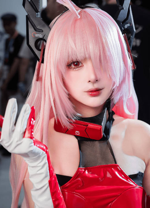 据妹子介绍,自己是一位资深coser,网名叫"肉哥",常年来靠着高度还原的