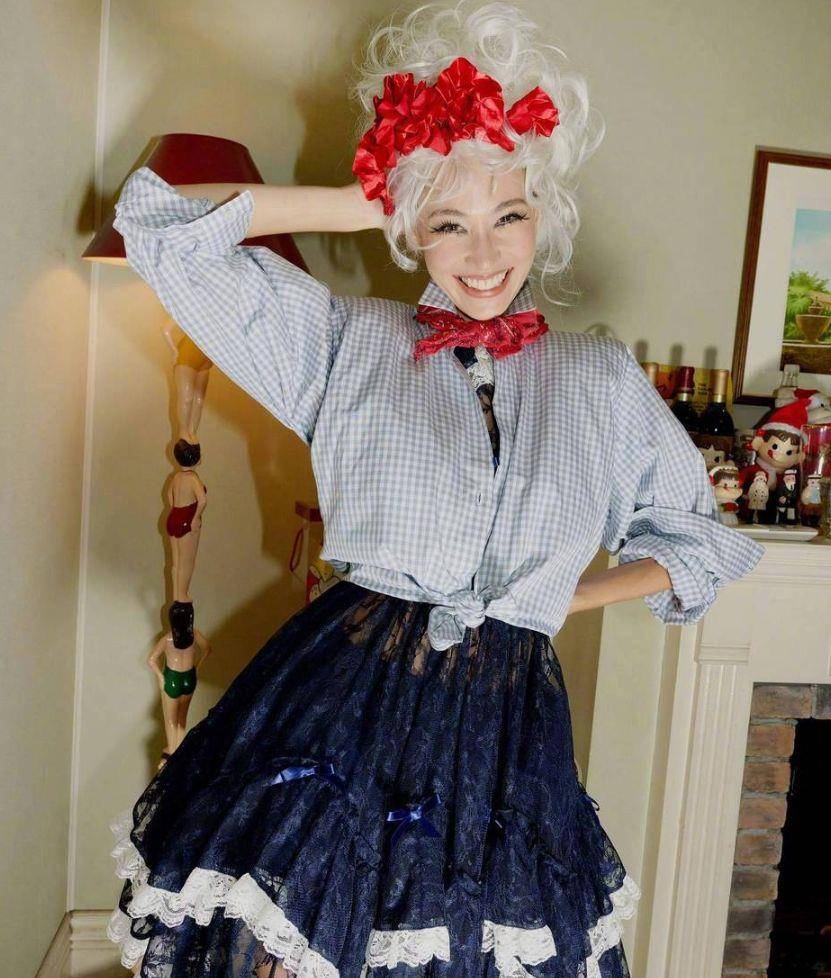 水原希子着红色长裙显s型身材 爆炸卷发眼神魅惑_时尚_大片_魅力