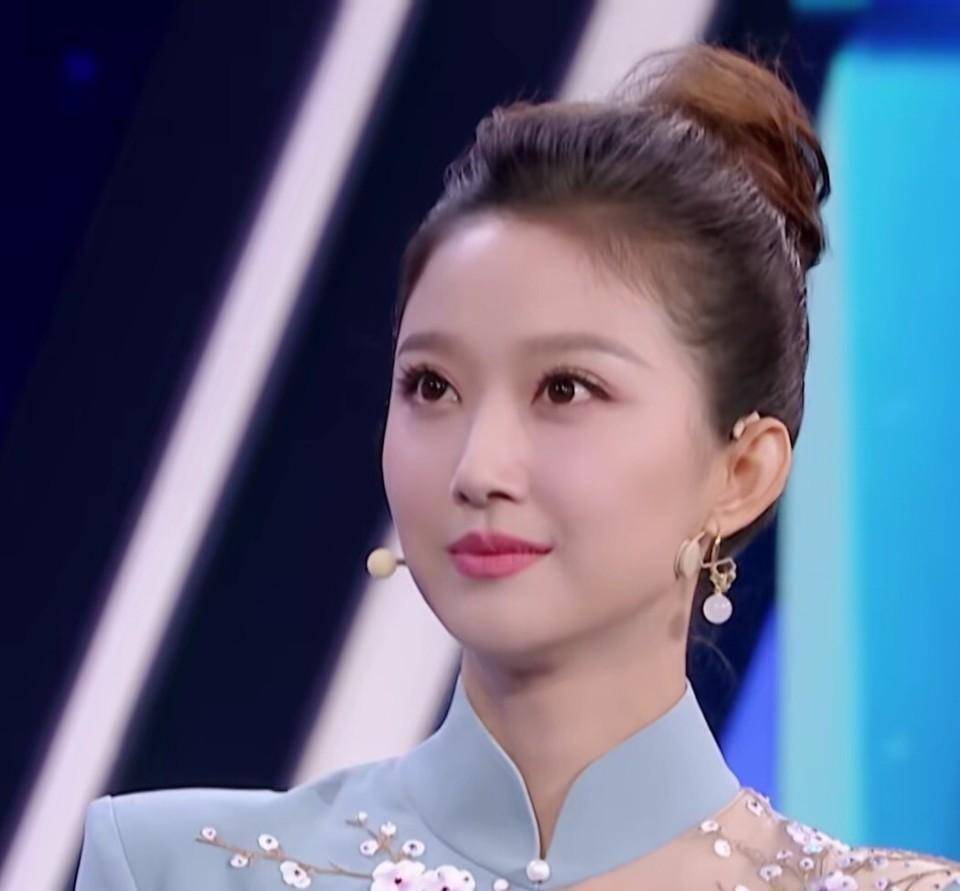 从刘馨月的表演风格来看,她确实符合央视的审美标准.