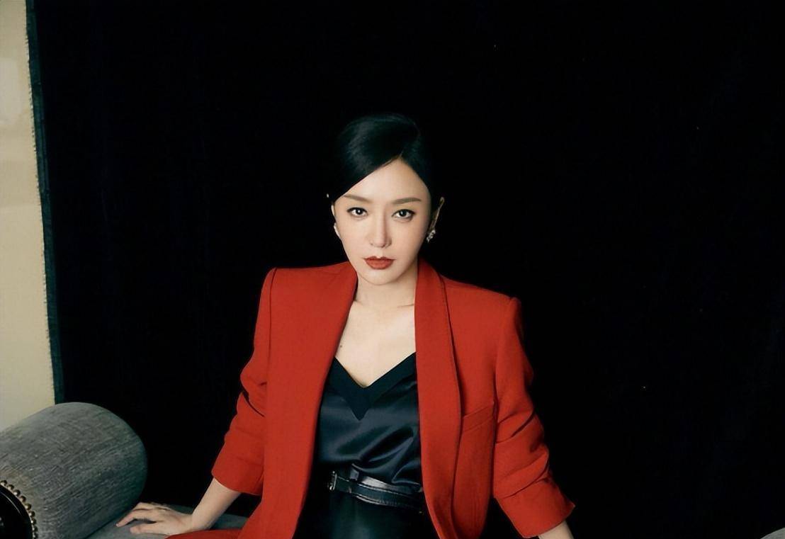 16年过去了,张嘉倪将秦岚推下高台的动作,终于印证在自己的身上_角色