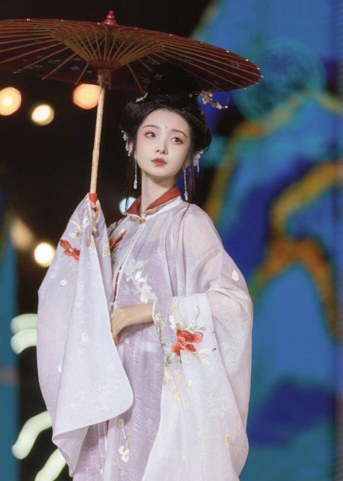 走路威严优雅,惊艳世人的汉服依然是中国人穿的最美_衣服_风格_的设计