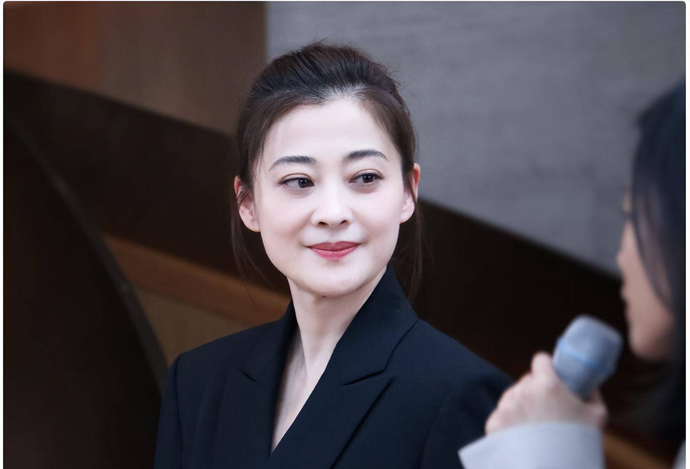 人前光鲜亮丽,背后讨好大佬抱腿上位的4位"京圈女神"现形记_梅婷_徐静