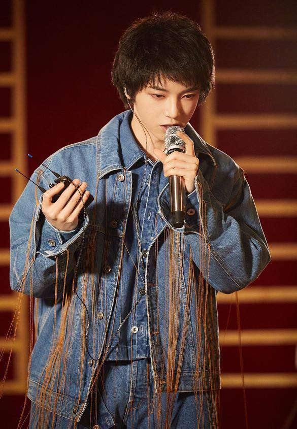 让吴磊撞衫华晨宇的华伦天奴太豪横!