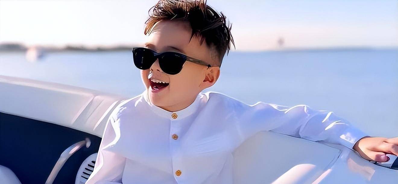 周杰伦老婆晒儿女,小周周和弟弟长高不少,海边肆意奔跑超可爱_罗密欧