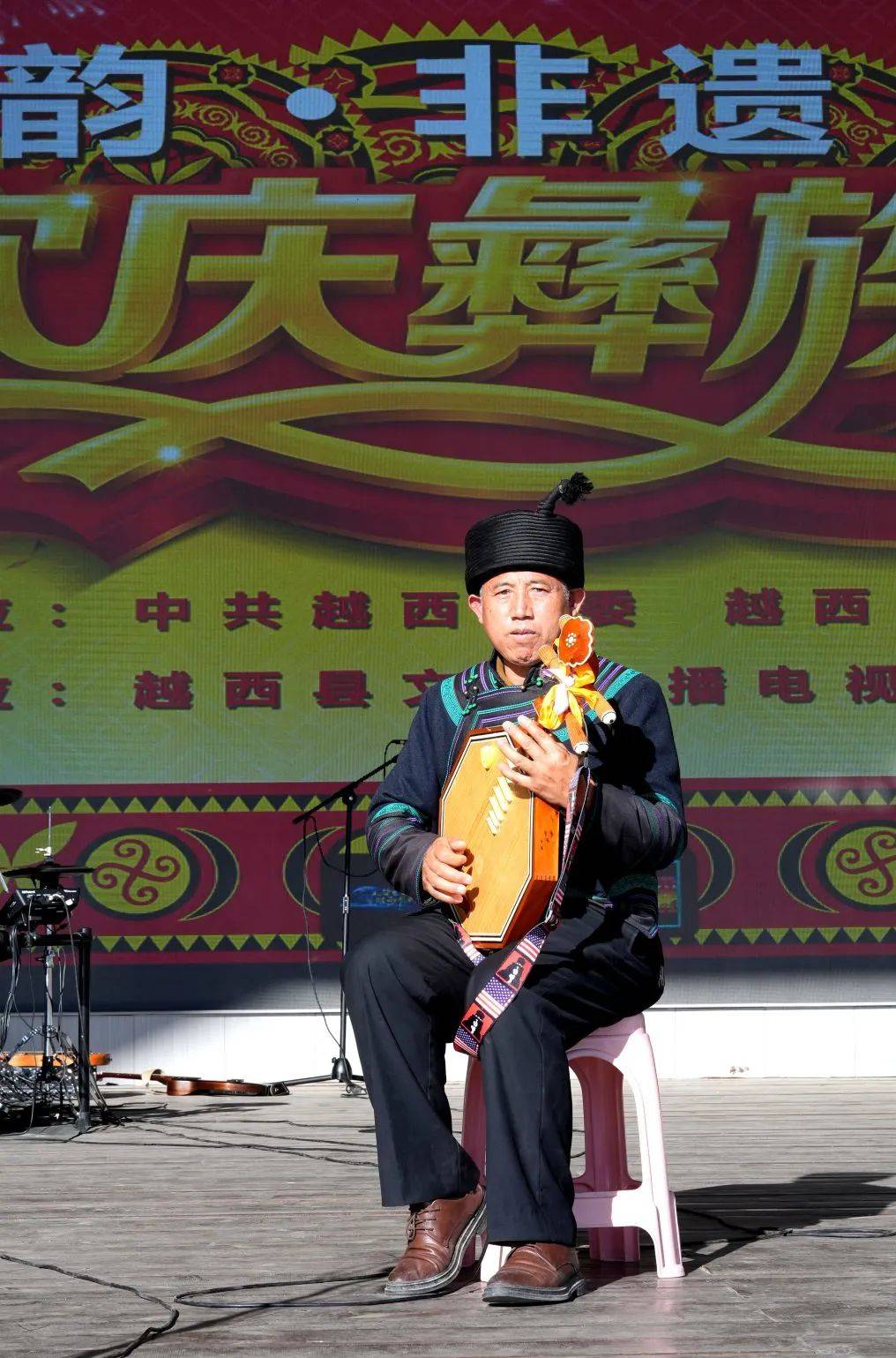 比赛现场,选手们身着彝族盛装,将传统非遗乐器月琴,口弦,马布的魅力