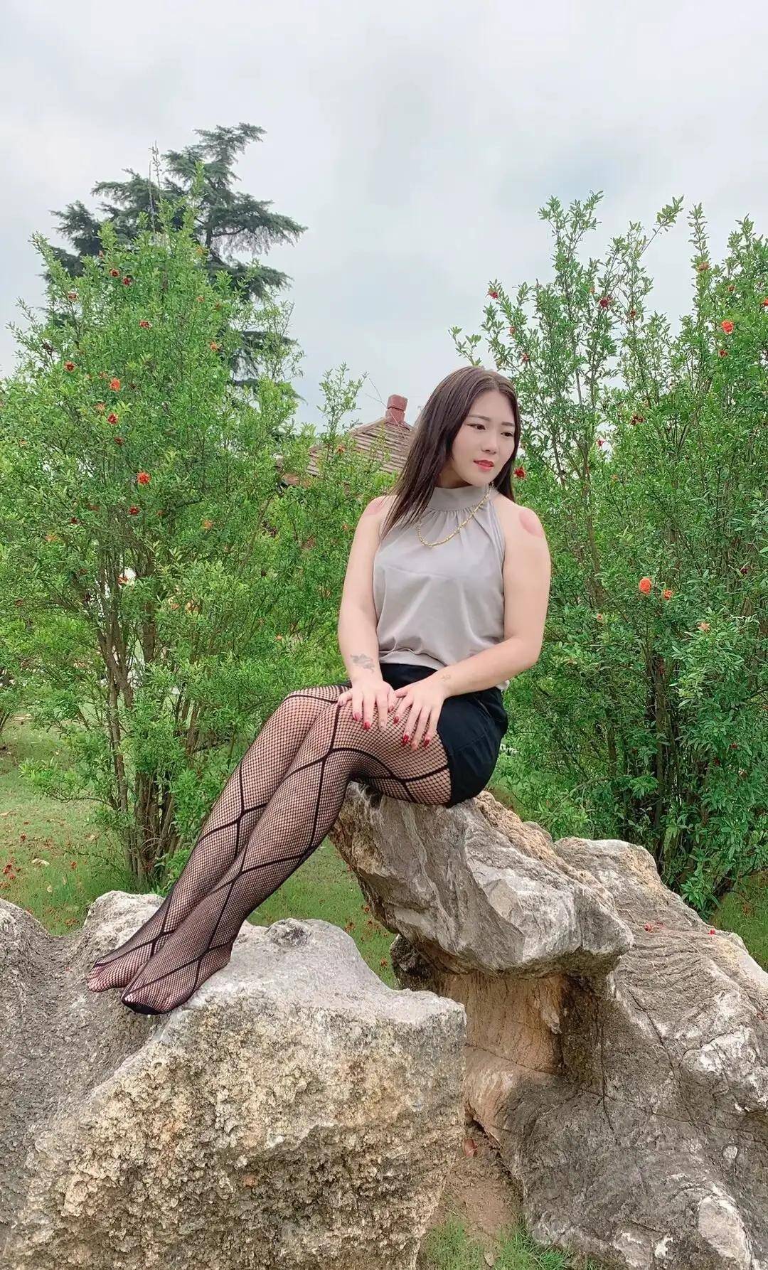 时尚魔法:短裤丝袜高跟鞋,展现成熟女性魅力!_美女_夏日_阳光