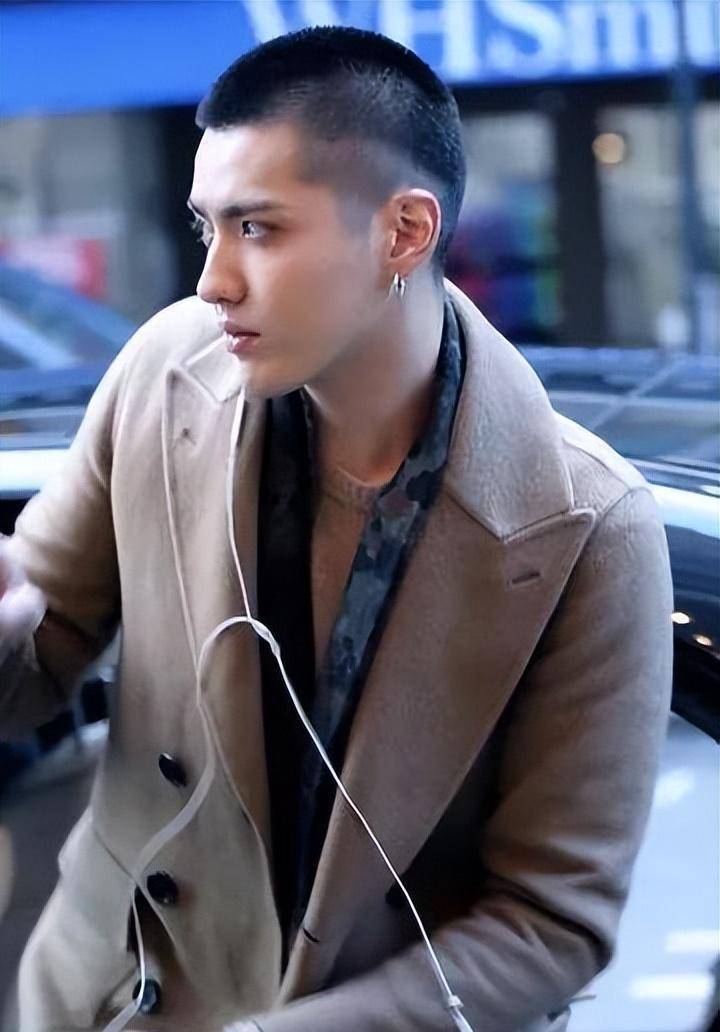 同一天,吴亦凡维持二审原判,吴秀波成被执行人约4.