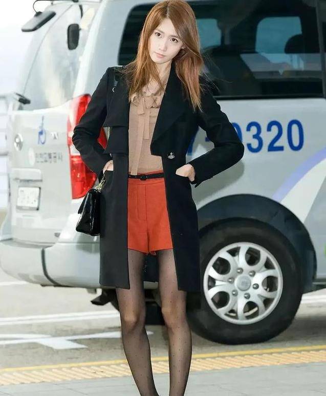 清凉女神林允儿再现颜值巅峰,黑色丝袜搭配红短裤靓丽多姿!