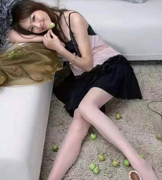 有种搞怪女神叫做唐嫣,穿肉色丝袜搭配粉色连衣裙实力卖萌!