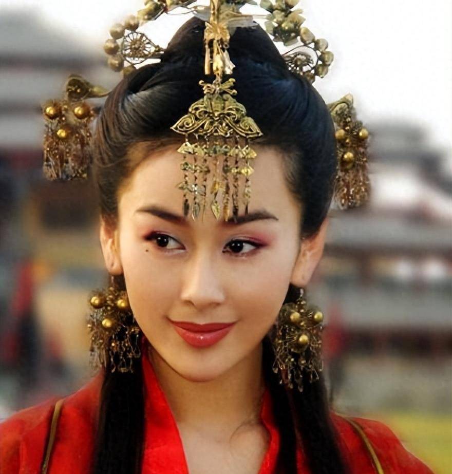 她是靳东的绯闻女友,和刘亦菲是同学,曾经美丽却整容变尖酸刻薄_周扬
