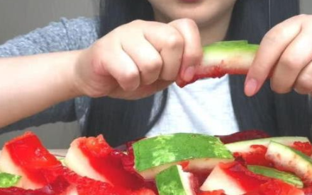 美女直播吃“西瓜”，本以为是面包，镜头拉近后，才发现另有玄机(图4)