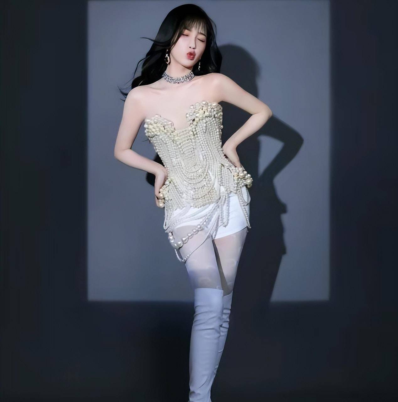 虞书欣展示真正的公主气质,白色丝袜搭配珍珠衫大秀少女风采!