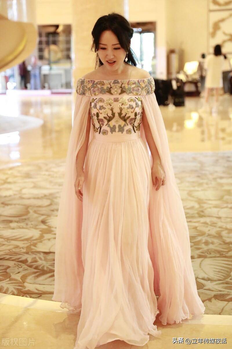 杨钰莹乘风破浪《轻轻的告诉你》:隐幽静谷秀芳华_一代人_成为了_摄影