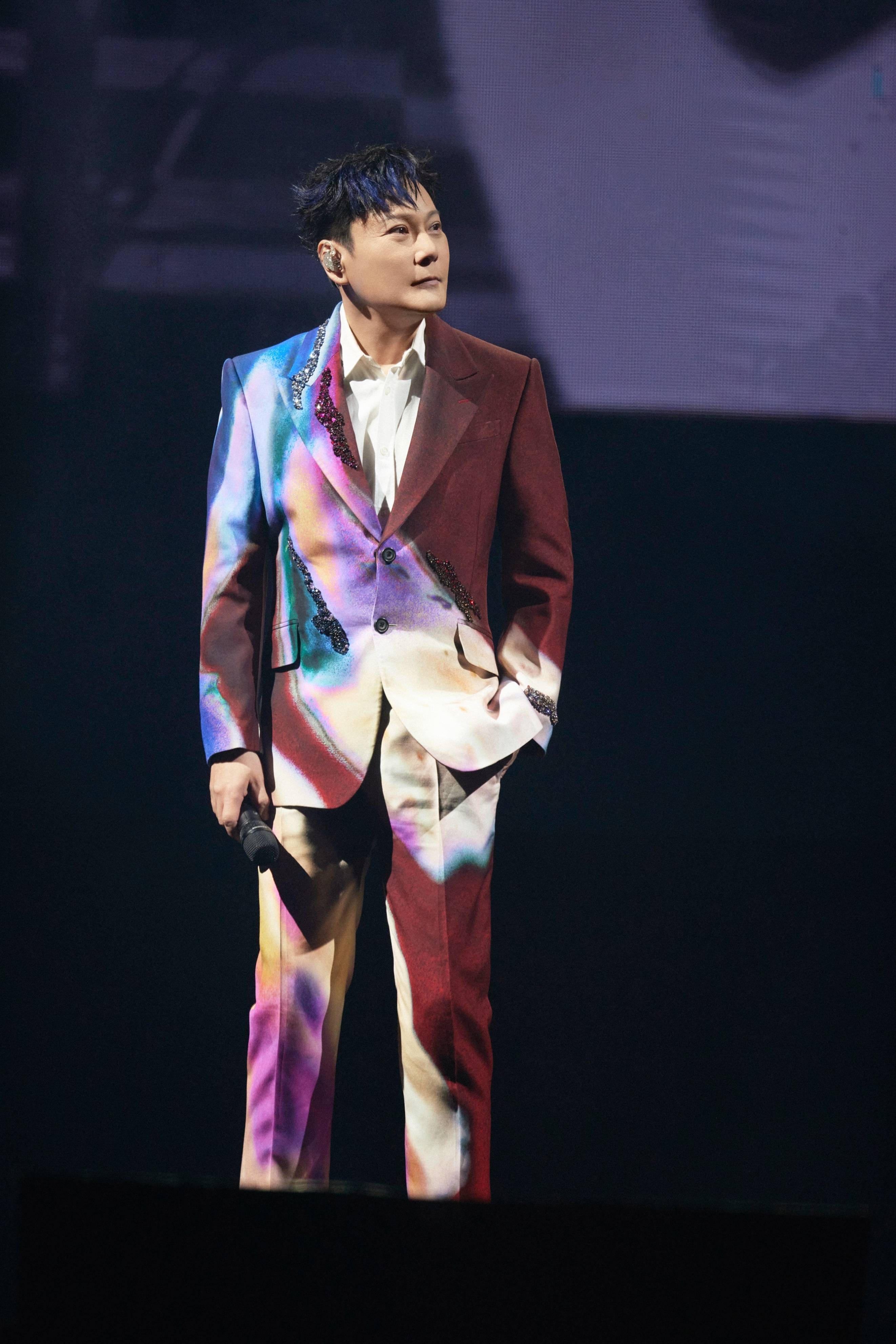 张信哲未来式2.0温州开唱,《雨后》新装好应景_歌迷_演唱会_音乐