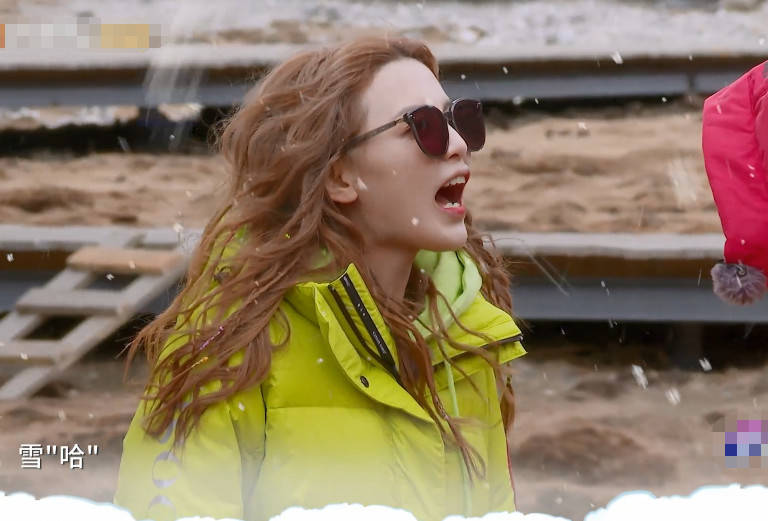 "叫杨超越,其他人都穿长筒袜,她的露脚踝装扮成焦点_节目_金瀚_小伙伴