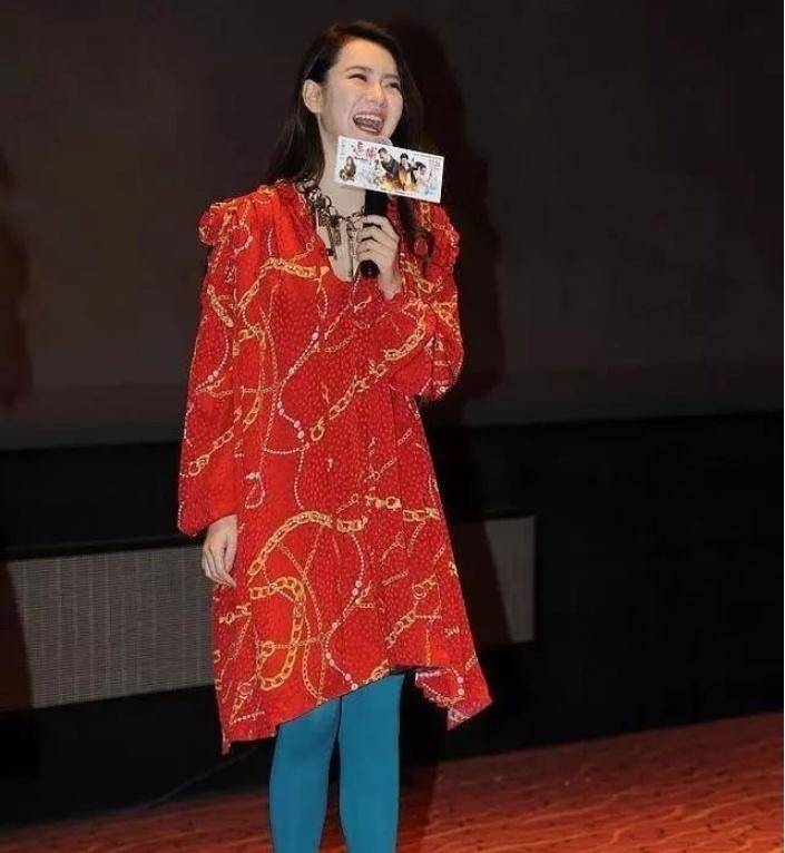 戚薇也开始走摩登路线了,蓝色丝袜搭配红色毛衣尽显贵妇风采!
