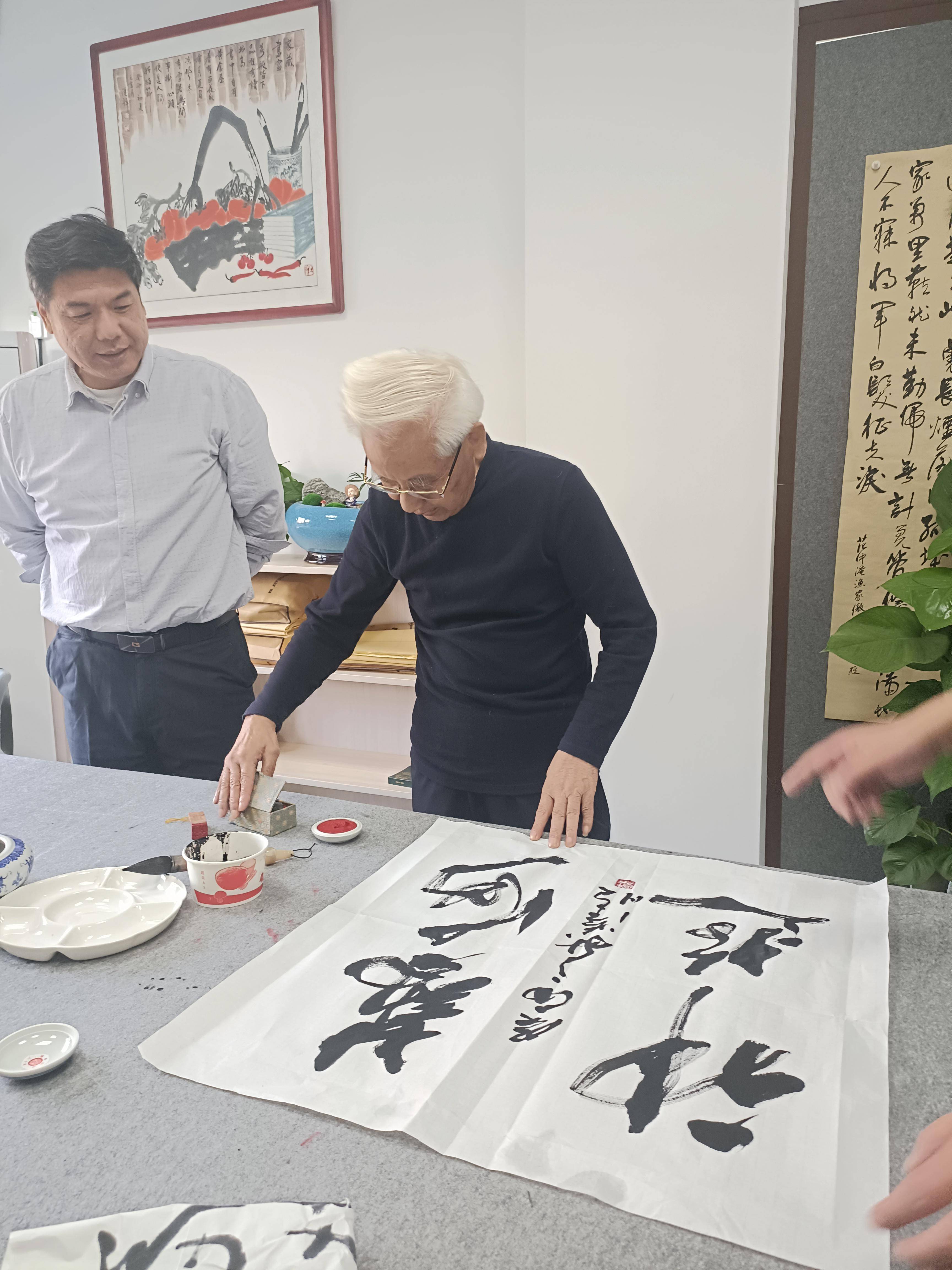 楚天书画院常务副院长刘汉祥向明副院长肖人佩