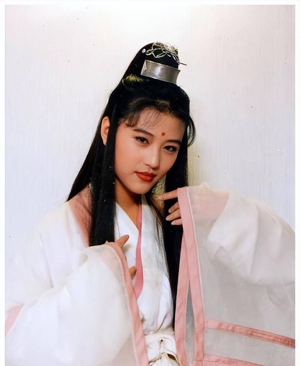 知情人曾透露他"不再从事演员职业"_周海媚_叶童_人们