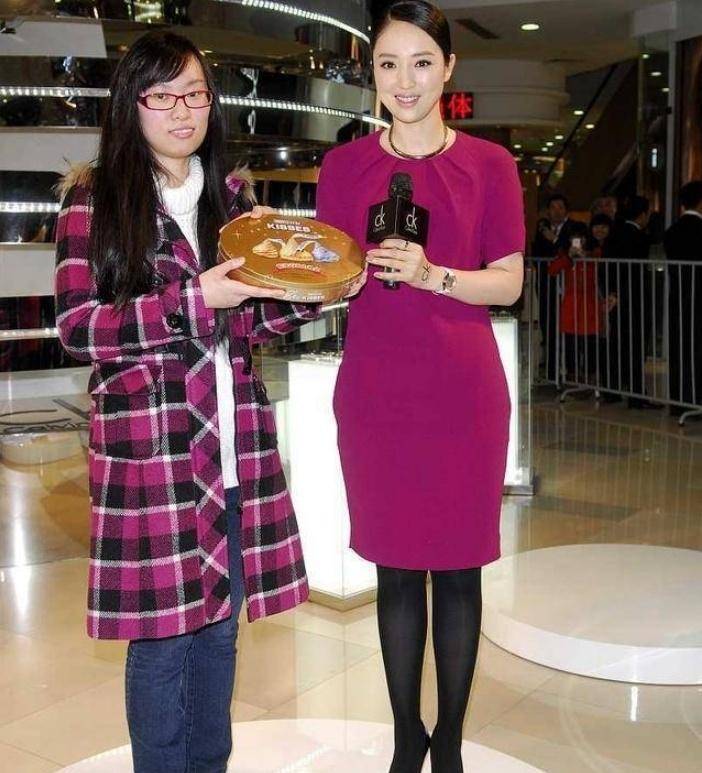 董璇彻底走出来阴影,黑色丝袜搭配紫色连衣裙重新颜值巅峰!