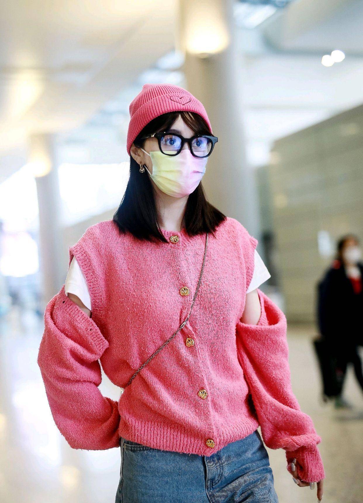 李菲儿的眼光真好穿上露肩设计的粉色针织开衫甜美又不失高级