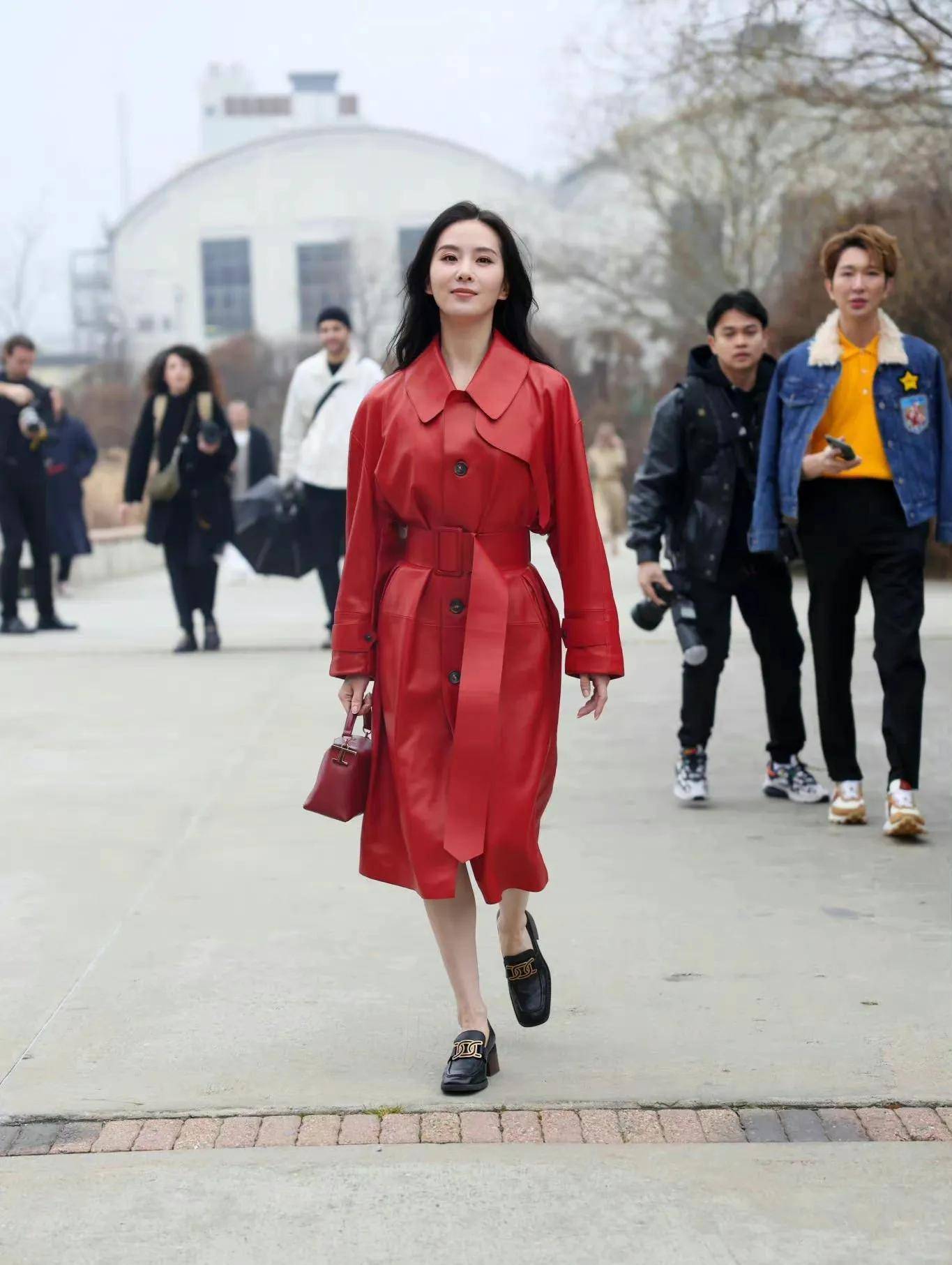 刘诗诗"气质女神"的称号当之无愧,他身穿红色皮衣,造型华丽_时尚_的