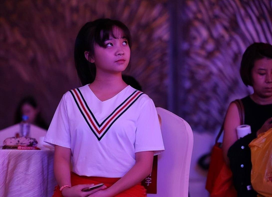 林妙可没有小姑娘的清纯感,开衫配印花裙有点显肉,看脸挺纯熟_裙子