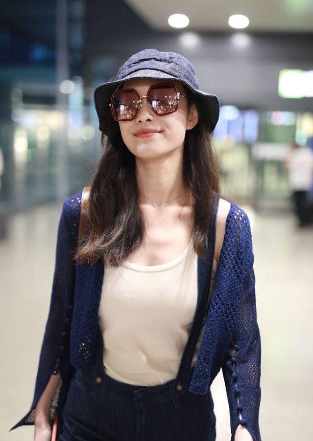 倪妮的气质是穿出来的,开衫配背带裤都显得文艺精致,真挺有气质_衣服