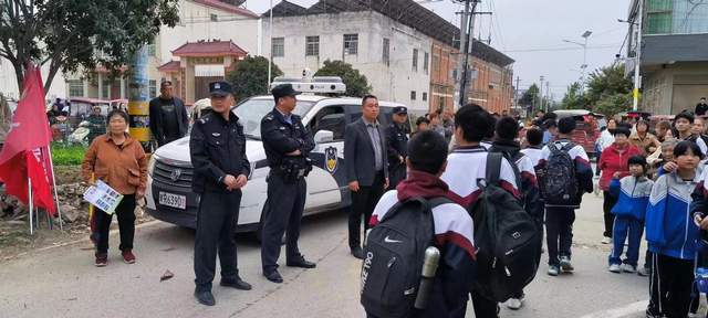 河南镇平县贾宋镇初级中学开展交通安全教育活动