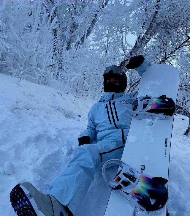 一家三口滑雪场庆圣诞,同吃铁锅炖大鹅太温馨_网友_真相_pgone