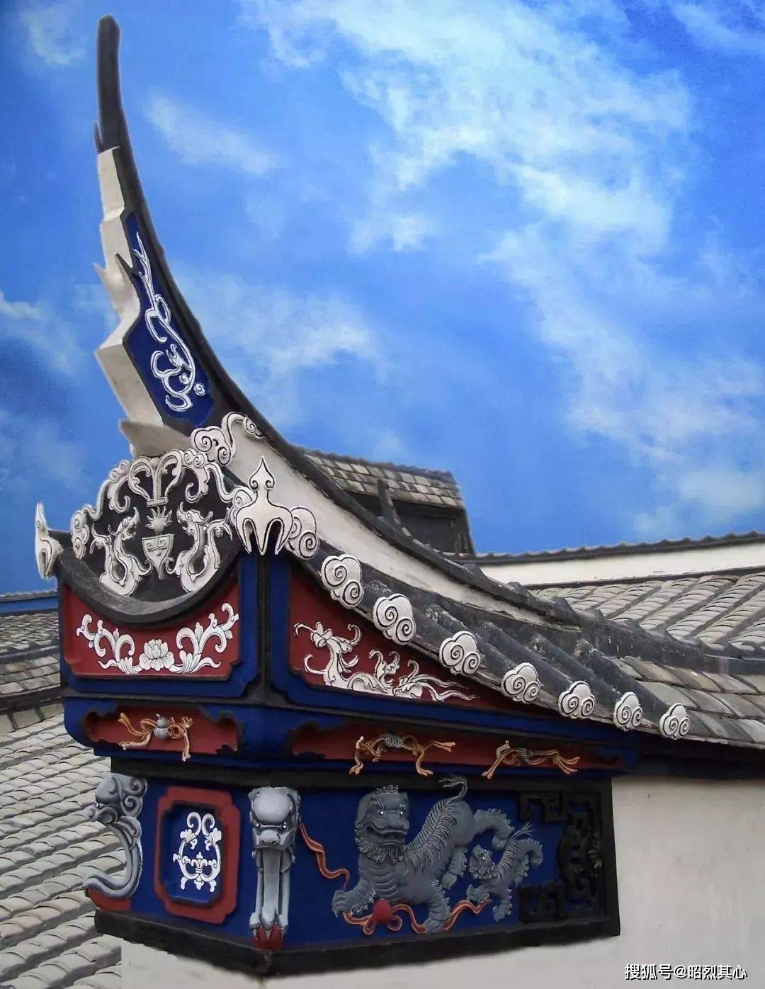 白墙黛瓦,曲线山墙,飞檐翘角,是福州古厝特色鲜明的形式与美感,也是闽