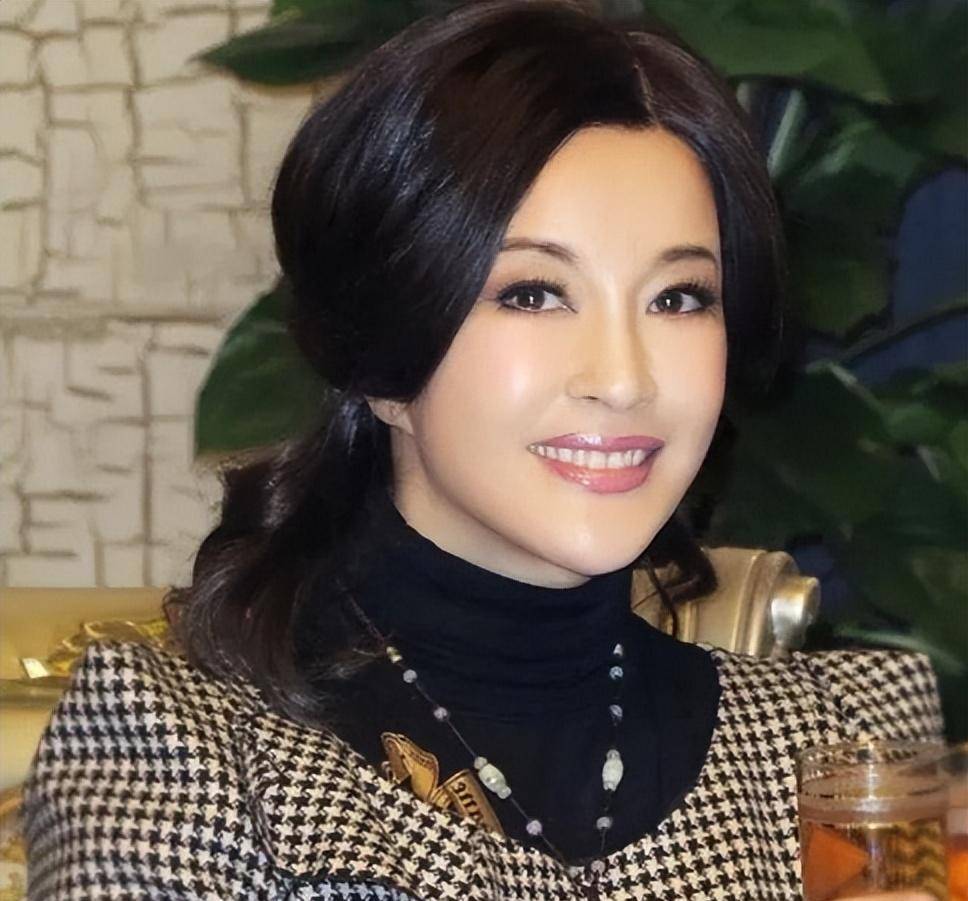 出狱两年后,刘晓庆用拍片片酬还清了所有债务.但她并没有就此止步.