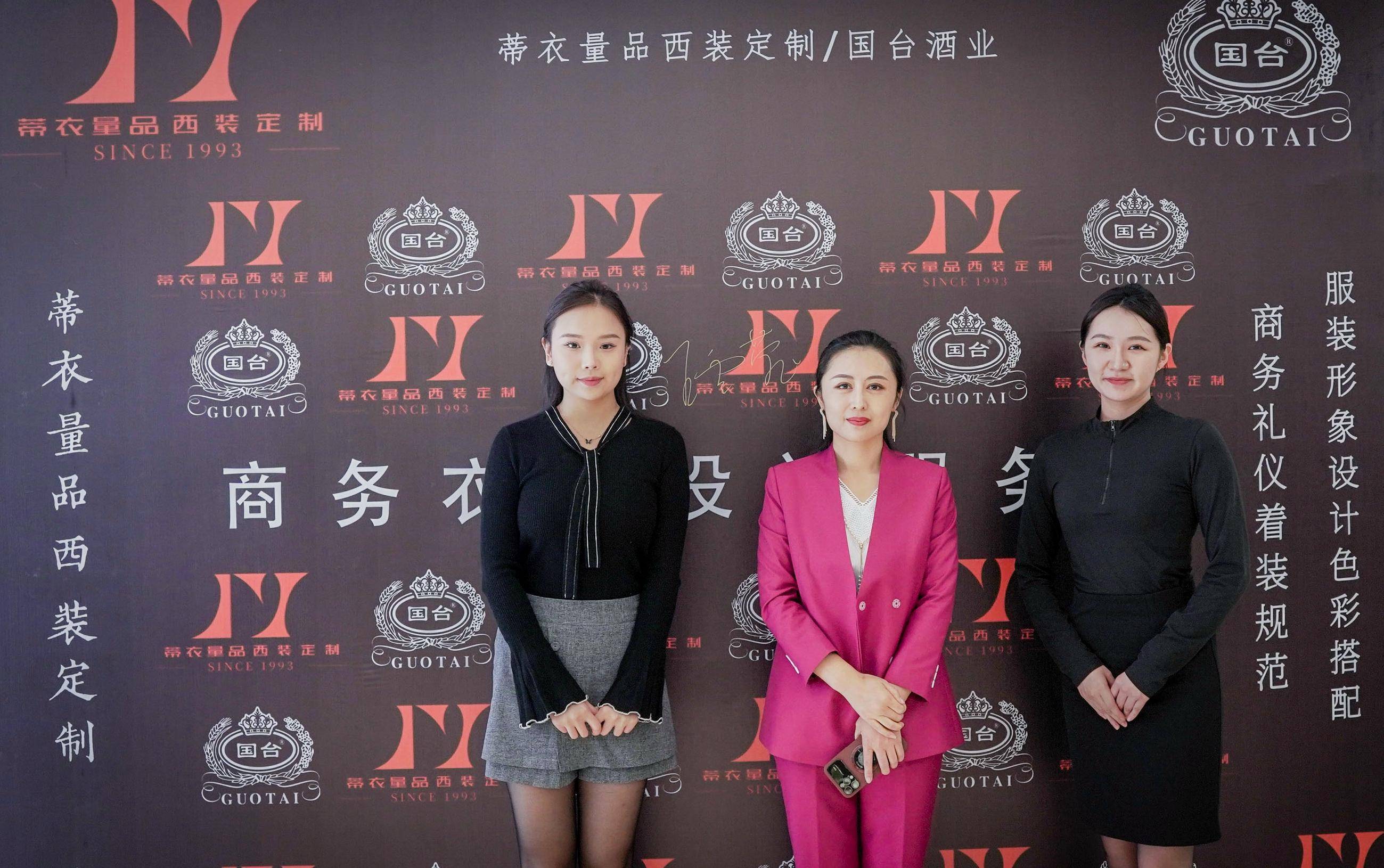 兴致勃勃地来到蒂衣量品——青岛西海岸新区店定制西装