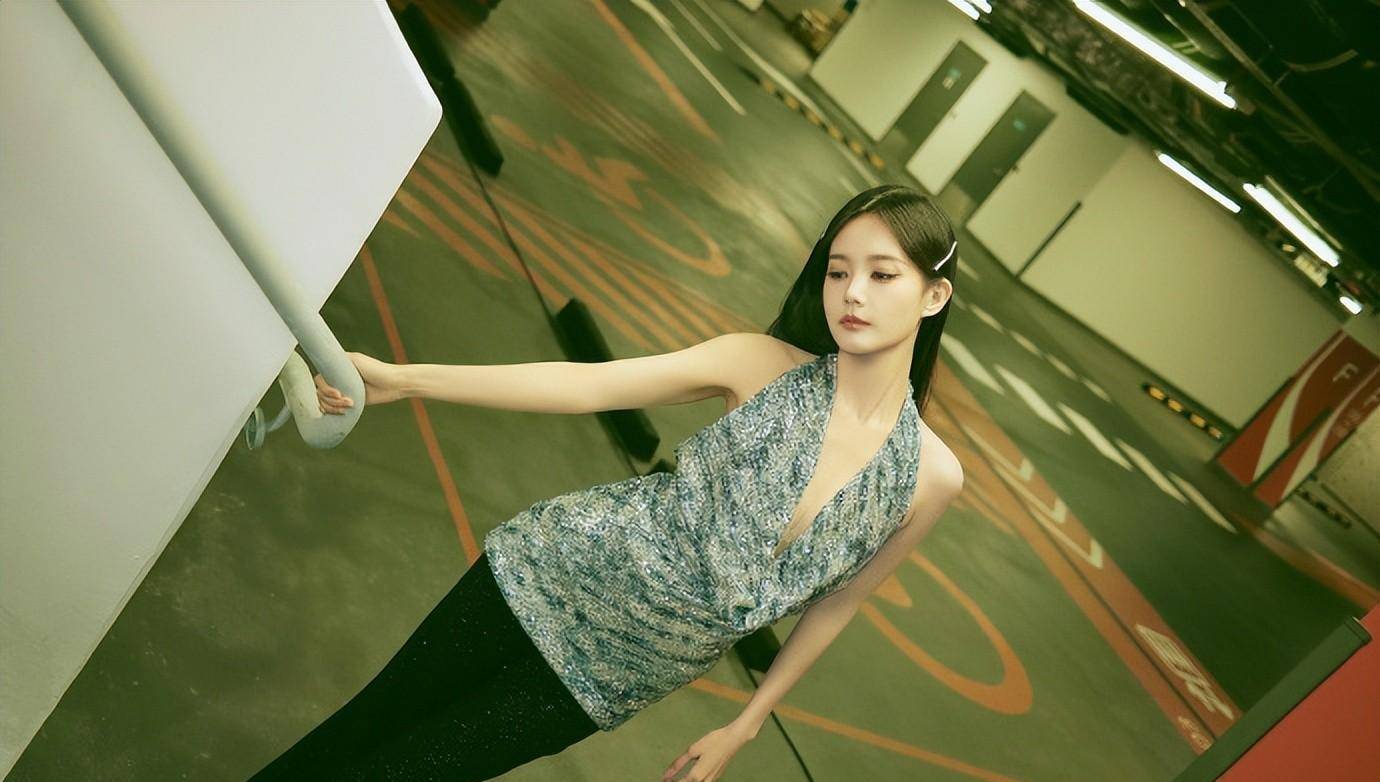 第四套-黑色紧身裤李一桐的第四套服装是黑色紧身衣,展现了他优雅温柔