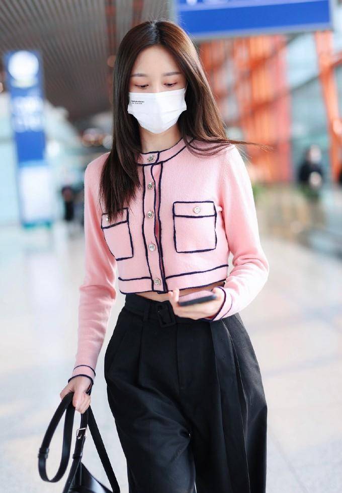 天气渐渐变了,沈梦辰换上了紧身的衣服,带来了春天的气息.