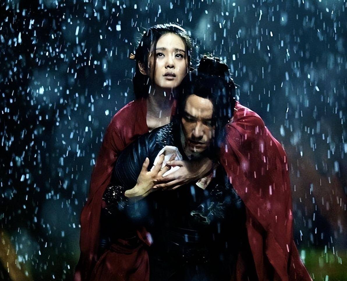 这个场景非常经典,张震身上强悍英勇的武侠气质与刘诗诗娇弱凄楚的