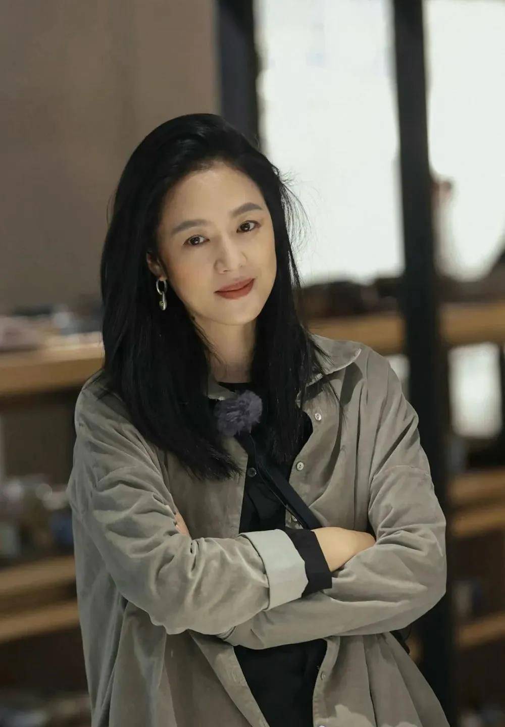 周韵的穿衣风格:如何利用小众品牌和单品展现女神的迷人气质_衣服