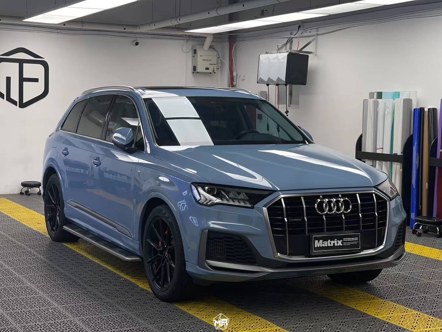 奥迪q7矩阵改色膜瓷器蓝,给人一种高级和尊贵感_搜狐汽车_搜狐网