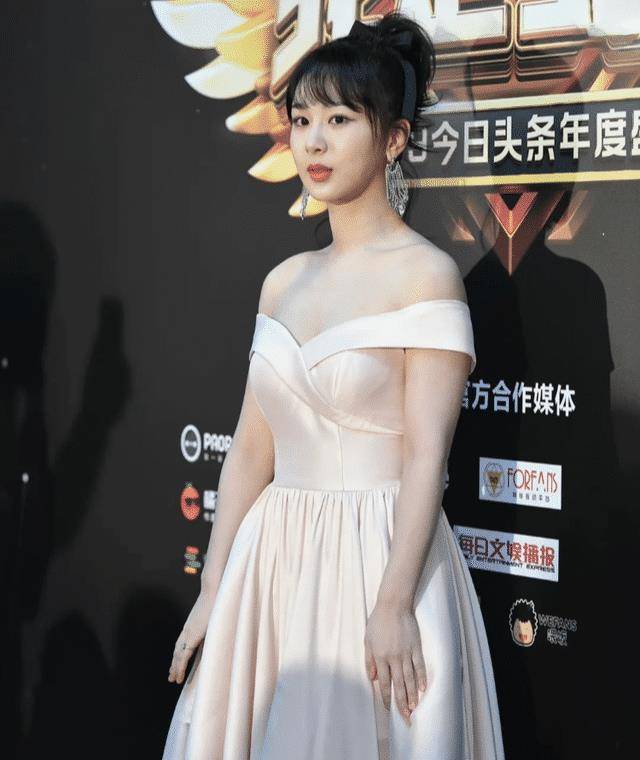 杨紫曾出席活动被拍,167cm个头不算瘦削,但状态却大获好评_身材_镜头