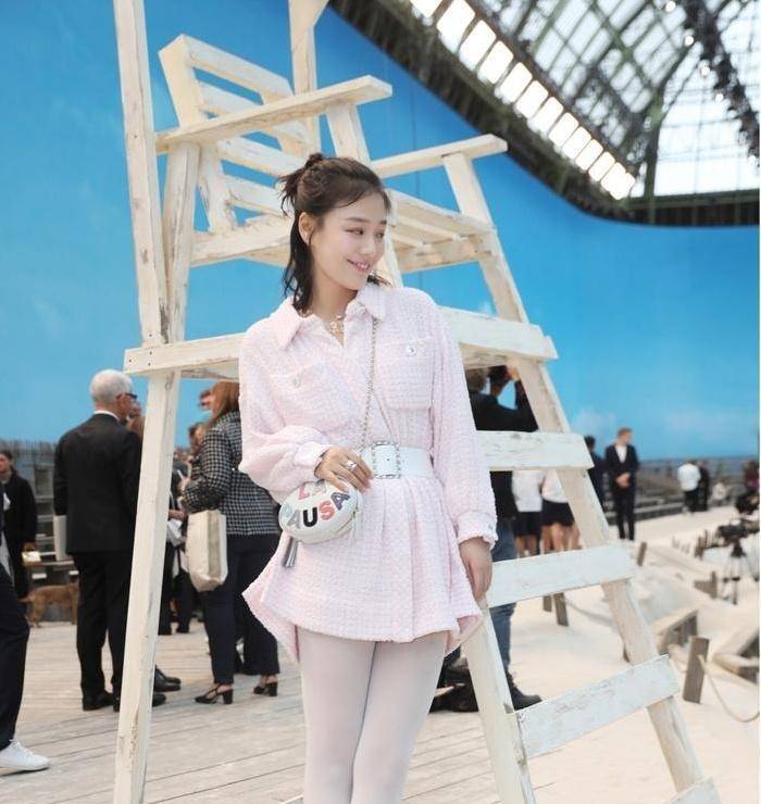 马思纯也有青春的一面,白色丝袜搭配粉丝束腰上衣挑战芭比粉!