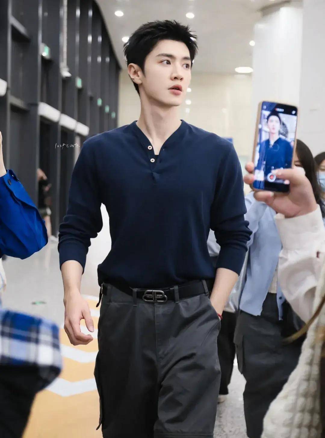 东子又穿上了红色丁字裤,就是《白色橄榄树》里的红色丁字裤.