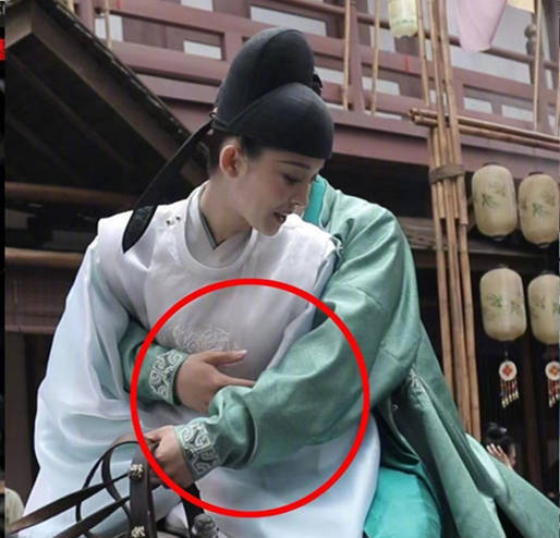 娜扎异常性感《风起霓裳》骑马戏爆争议,粉丝力挺其穿比基尼出游