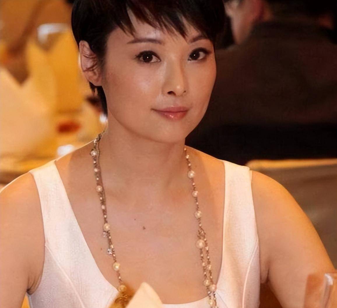 从"一线女星"到"落魄大妈",50岁袁立,活成了娱乐圈的笑话_徐威_表演