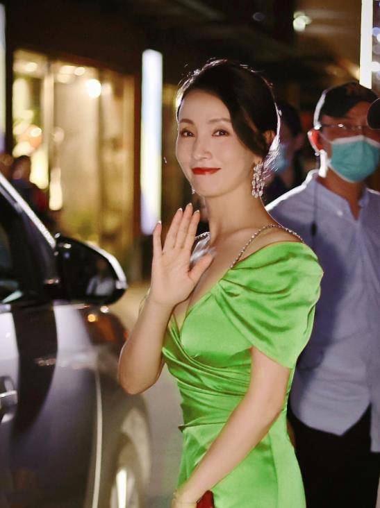 陶虹从不赶潮流,穿古风开衫配连衣裙,穿出了49岁女人最美的样子_墨