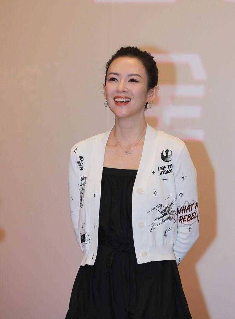 章子怡真的很敢"扮美",穿娃娃裙配针织开衫,嘟嘴卖萌真够拼_效果