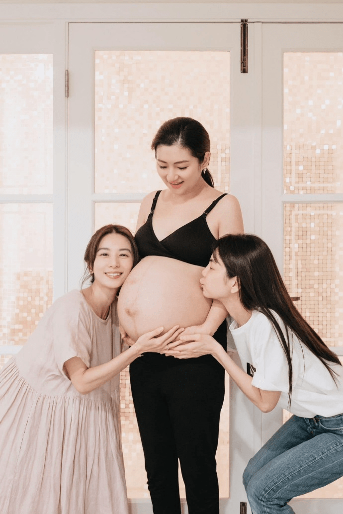 selina晒产前裸身大肚照,肚大如箩,手臂腿上大片疤痕太触目惊心_照片