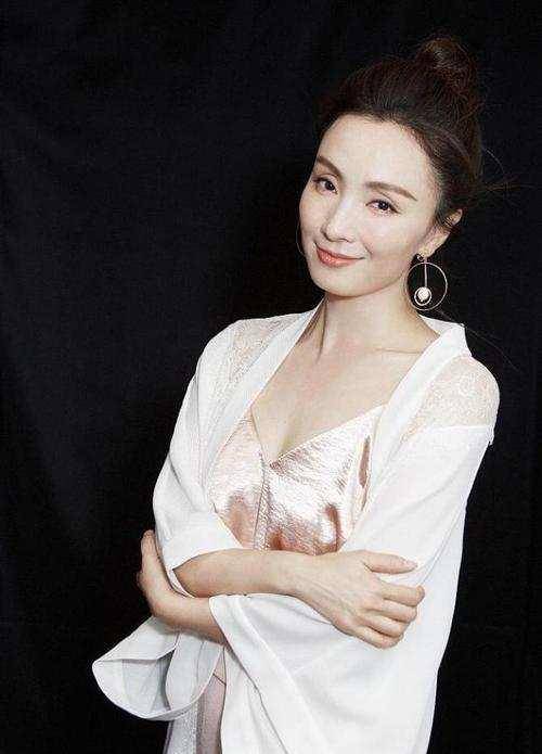 甚至在穿衣方面,陶虹也"随着年龄的增长而变得更好",对时尚和女性事务