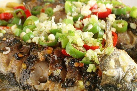 焖鲫鱼如何做才没有腥味？下锅前你需要这样处理鲫鱼(图2)